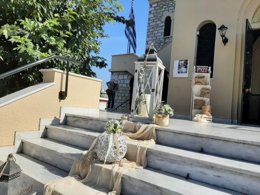 Στολισμός γάμου με τριαντάφυλλα και ελιά